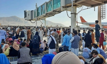Cảnh hỗn loạn tại cầu không vận ở sân bay Kabul buộc quân đội Mỹ phải nổ súng