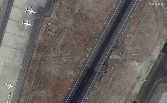 Dòng người đông nghịt trên đường băng sân bay Kabul khiến máy bay Đức không thể hạ cánh