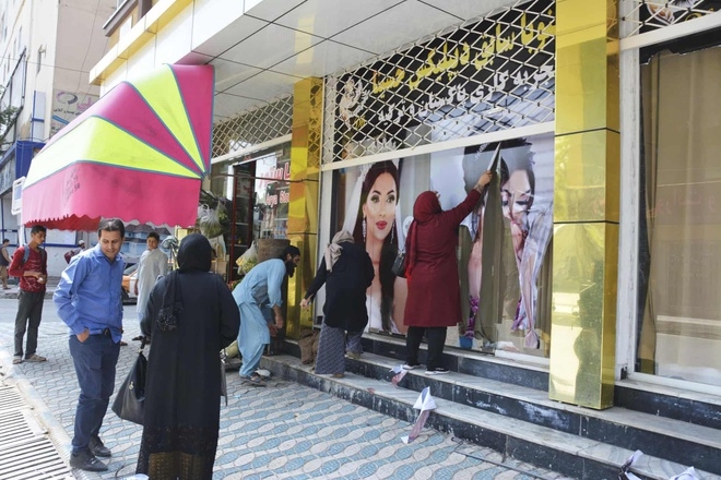 Pano quảng cáo có hình phụ nữ bị xóa khi Taliban tiến vào Kabul