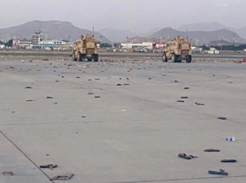 Bức ảnh sân bay Kabul vương vãi dép sau khi người dân bám vào máy bay sơ tán gây ám ảnh