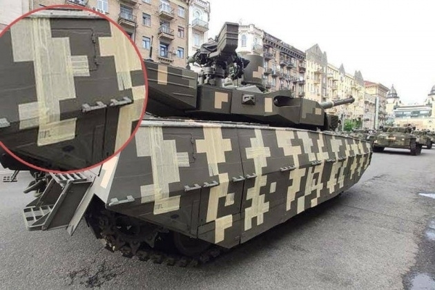 Quân đội Ukraine ngụy trang xe bọc thép bằng... băng dính