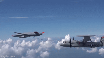 UAV MQ-25 lần đầu tiếp nhiên liệu trên không cho E-2D