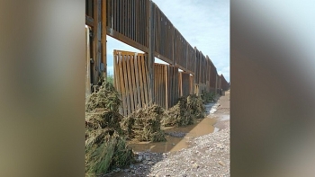 Bức tường biên giới "di sản" thời Trump hư hại nghiêm trọng