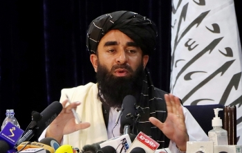 Taliban cấm dân đến sân bay Kabul, cảnh báo Mỹ dừng khuyến khích người Afghanistan 