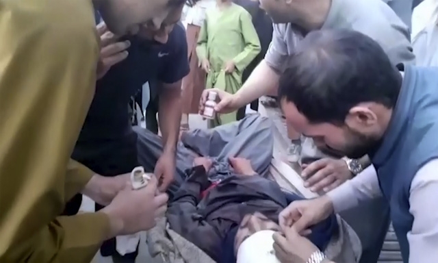 Ảnh: Kabul tang thương và hỗn loạn sau vụ đánh bom đẫm máu
