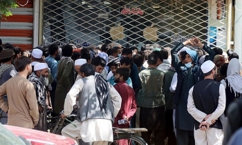 Không rút được tiền mặt, đám đông biểu tình trước ngân hàng ở Kabul
