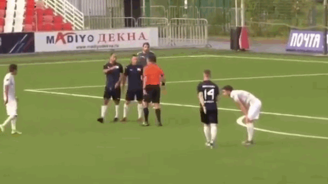 Video: Nhận thẻ đỏ, cầu thủ cay cú đấm gục trọng tài trên sân