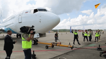 Video: Vận động viên Nga dùng tay không kéo máy bay Boeing nặng 65,188 tấn