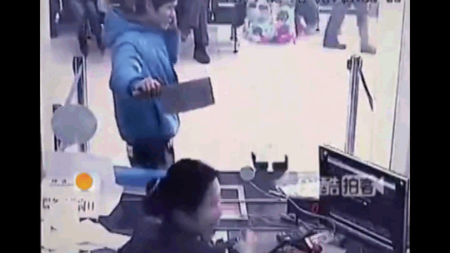 Video: Đi cướp nhưng tranh thủ đứng buôn điện thoại, thanh niên nhận cái kết sầu lòng