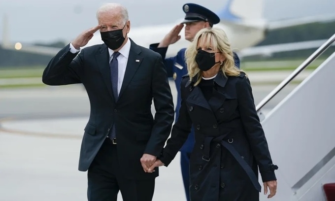 Tổng thống Joe Biden đau đớn đón thi thể binh sĩ Hoa Kỳ trở về từ Afghanistan