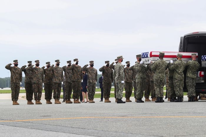 Tổng thống Joe Biden đau đớn đón thi thể binh sĩ Hoa Kỳ trở về từ Afghanistan