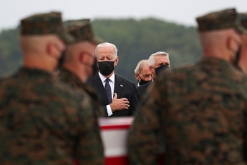 Tổng thống Joe Biden đau đớn đón thi thể binh sĩ Hoa Kỳ trở về từ Afghanistan