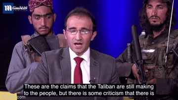 MC truyền hình người Afghanistan 'lên sóng', tổ đội Taliban lăm lăm súng ống vây quanh