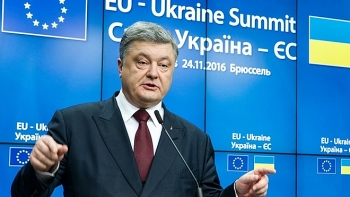 kiev phan ung manh me khi nga trung phat cuu tong thong ukraine poroshenko
