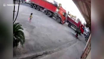 video bi xe dau keo dam nga va cuon vao gam cau be thoat chet than ky