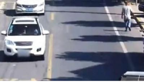 Video: Ô tô bất ngờ phát nổ khi đang di chuyển, tài xế nhanh chân mở cửa tháo chạy