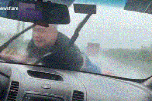 Video: Muốn chặn xe chở vợ cũ, chồng bám nắp capo ô tô chạy 20 km trên đường mưa