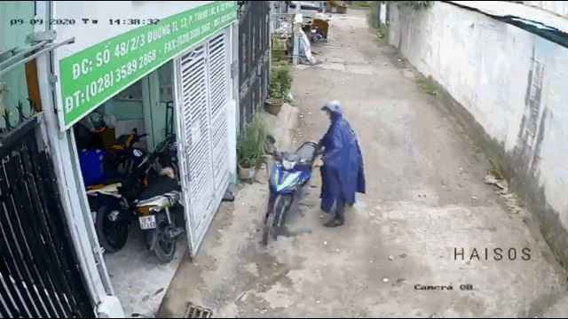 Video: Tận dụng trời mưa, đạo chích trộm xe máy nhanh như chớp