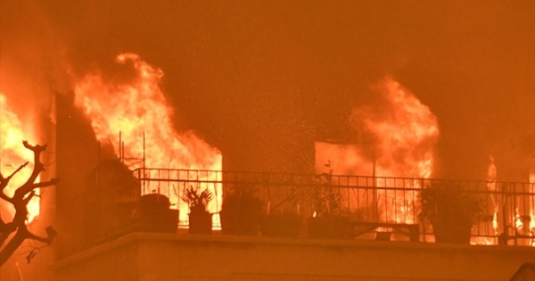 Video: Tầng áp mái bất ngờ bốc cháy dữ dội, chung cư 8 tầng ở Krasnodar chìm trong biển lửa
