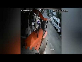 camera giao thong mat lai khi xuong doc xe lu loang choang dam thang vao nha dan