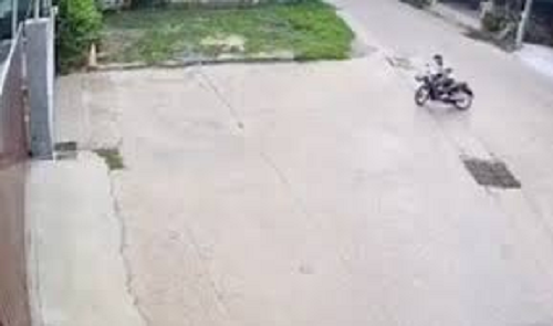 camera giao thong tai xe bat ngo gap hoa tren duong khi day xich xe may dut dot ngot