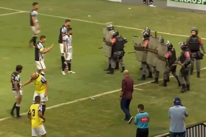 Video: Hành hung cảnh sát, cầu thủ Brazil bị xịt hơi cay vào mặt
