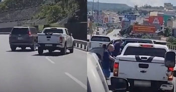 camera giao thong xe ban tai va prado von nhau tren cau bai chay va cai ket khien nhieu nguoi lac dau