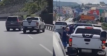 Camera giao thông: Xe bán tải và Prado "vờn nhau" trên cầu Bãi Cháy và cái kết khiến nhiều người lắc đầu