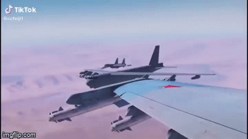 Video: Tiêm kích Su-27 và Su-30 của Nga rượt đuổi B-52 của Mỹ gây 