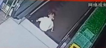video con trai bi mac ket trong thang cuon bo van mai me dung bam dien thoai