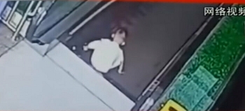 Video: Con trai bị mắc kẹt trong thang cuốn, bố vẫn mải mê đứng bấm điện thoại