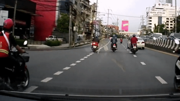 Camera giao thông: Pha bốc đầu thể hiện của xe máy và cái kết dập mặt