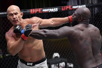 Video: Võ sĩ UFC ra đòn như ‘vũ bão’ khiến đối thủ lãnh 22 cú đấm và gục trong vài giây