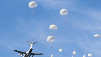 Video: Mãn nhãn với màn đổ bộ ở độ cao 3.000m của lính dù Nga