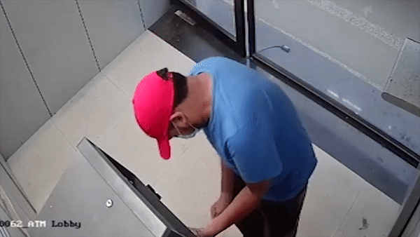 Video: Trộm dùng "quái chiêu" rút được đống tiền ở máy ATM