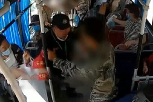 video kinh hoang canh nguoi dan ong tan cong bang dao tren xe buyt o trung quoc