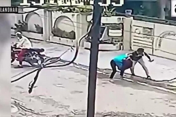 Video: Bị giật điện thoại, cô gái chạy bộ đuổi theo hai tên cướp đi xe máy và cái kết bất ngờ