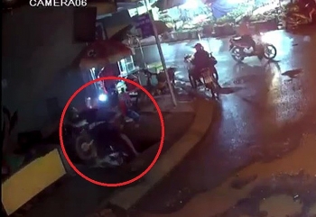 camera giao thong chay xe len via he nam cong nhan bat ngo lot xuong ho sau hon 3m