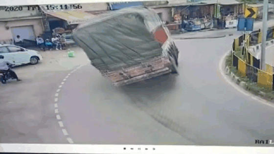 camera giao thong xe tai lat lao nhanh vao via he nhom nguoi dang ngoi uong nuoc ven duong thao chay troi chet