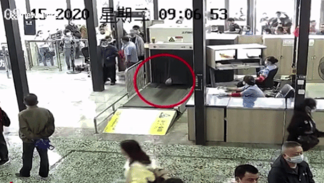 Video: Trốn xếp hàng, người đàn ông nằm trên băng chuyền ở nhà ga để qua trạm kiểm soát