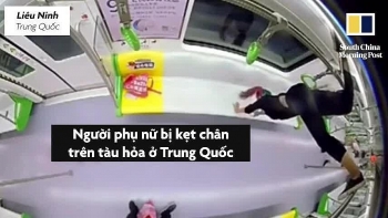 Video: Thử động tác "trồng cây chuối" trên tàu hỏa, người phụ nữ bất ngờ bị mắc kẹt phải kêu cứu