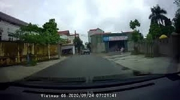 Camera giao thông: Không làm chủ tốc độ, lái xe máy đâm ngang thân ô tô rồi gục tại chỗ
