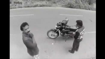 Video: Kẻ móc túi ‘chắp tay’ xin tha trước camera khi phát hiện bị ghi hình