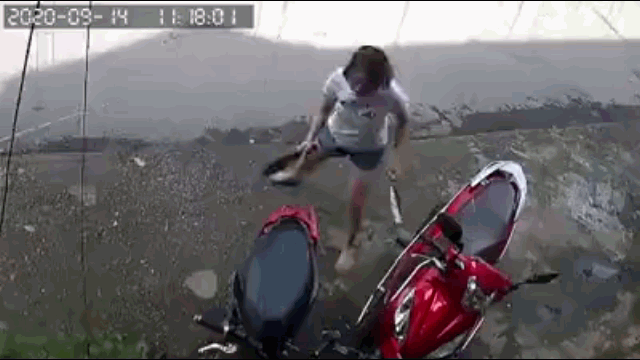 Video: Người phụ nữ "hai tay hai dao" chém điên cuồng vào xe máy dựng trước cửa nhà dân