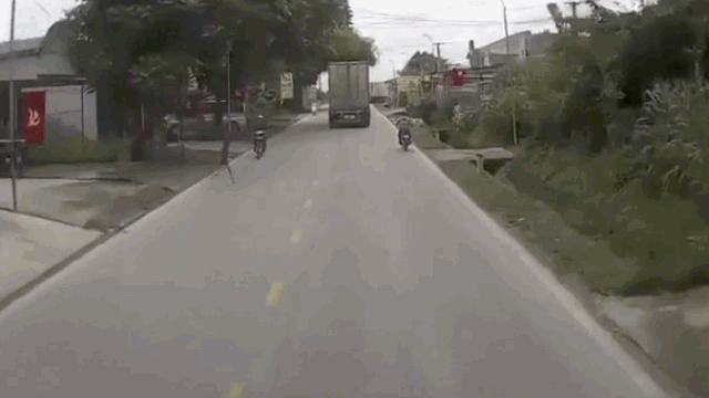 Camera giao thông: Băng qua đường không quan sát, bé gái suýt "mất mạng" trước đầu ô tô
