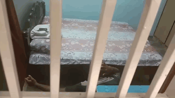 Video: Tên trộm bị bắt vì đột nhập vào nhà rồi lăn ra ngủ quên vì điều hòa quá mát