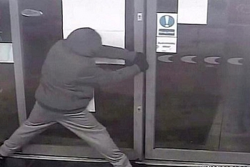Video: Trộm xong không thể rời đi do cửa ra vào bị kẹt