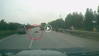 Camera giao thông: Băng qua cao tốc không quan sát, người phụ nữ bị xe 7 chỗ tông gục