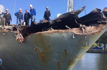 Tàu săn ngầm Nga 'nát tươm' sau va chạm với tàu chở container