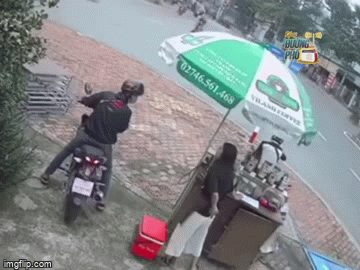 Video: Dàn cảnh trộm xe máy "cực ăn ý" khiến nạn nhân ngơ ngác